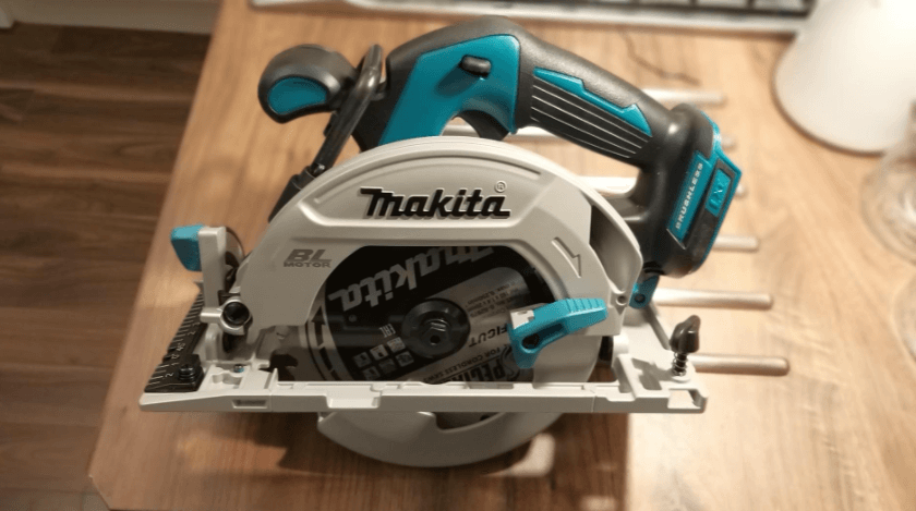 Scie circulaire sans fil Makita DHS680Z brushless Test | Avis 2 scie circulaire sans fil makita DHS680Z de couleur bleu sur une table en bois prise en photo lors du test