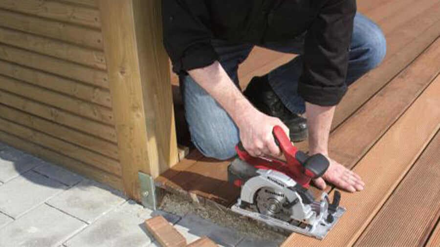 Scie circulaire sans fil Einhell TE-CS 18 Li Solo Power X-Change Test | Avis 2 scie circulaire sans fil Einhell TE-CS 18 Li Solo power X-Change rouge avec du bois en dessous lors du test