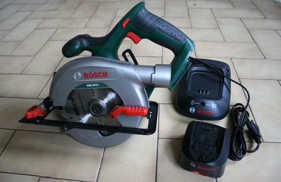 Scie circulaire sans fil Bosch PKS 18 LI Test | Avis 2 scie circulaire sans fil bosh PKS 18 LI verte sur du carrelage lors d'un test