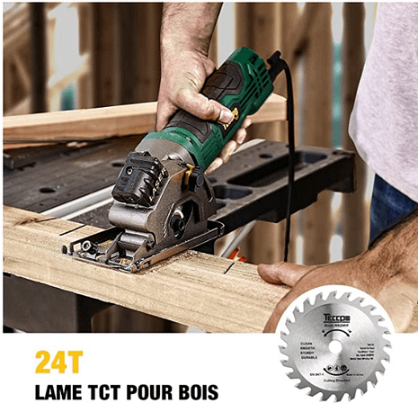 Mini scie circulaire Teccpo 3700 RPM Test | Avis 2 photo de d'une mini scie circulaire en action avec la lame de scie circulaire pour le bois et autres matériaux