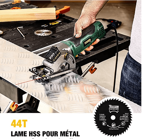 Mini scie circulaire Teccpo 3700 RPM Test | Avis 3 photo de d'une mini scie circulaire en action avec la lame de scie circulaire pour le métal et autres matériaux