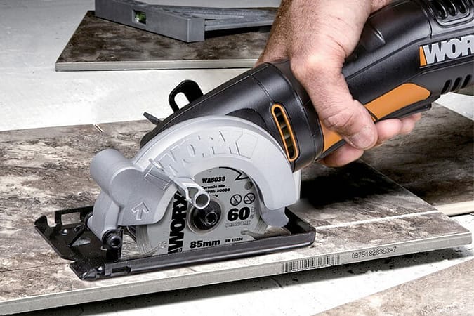 Les meilleures mini scies circulaires 5 photo d'une mini scie circulaire qui coupe du carrelage
